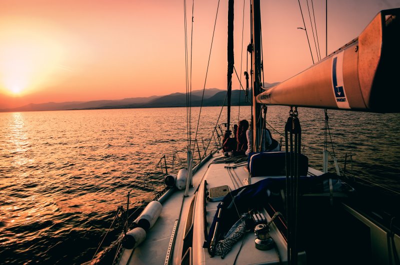Segelschuhe im Vergleich Ein Segelschiff auf See im Sonnenuntergang