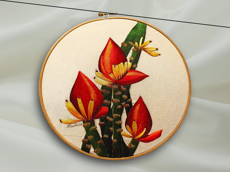 Stickrahmen mit freier Sticktechnik zeigt eine Blume aus Sticktwist. Ein Stickset für Anfänger hat meinst eine Vorlage. Alternativ kann man auch freies Sticken mit Geradstich machen wie bei abgebildeter Blume..