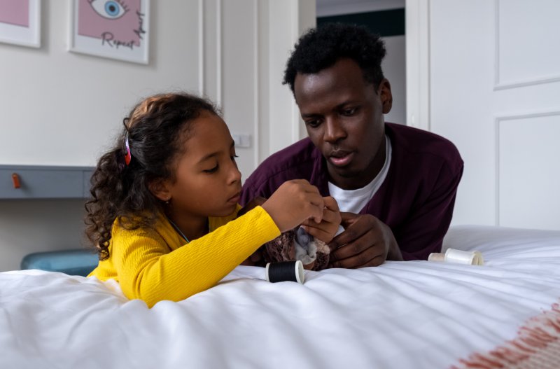 Sticken lernen für Kinder unter elterlicher Aufsicht Handarbeit eignet sich für Kinder. Sie lernen sticken anhand passender Stichsets.
