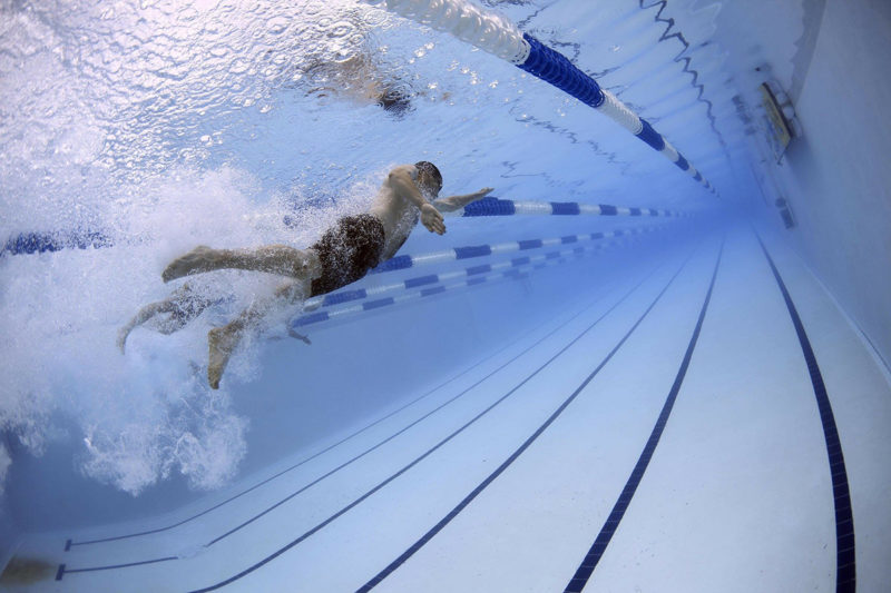 Mann schwimmt Bahnen Schwimmen ohne Schwimmhguertel im Test
