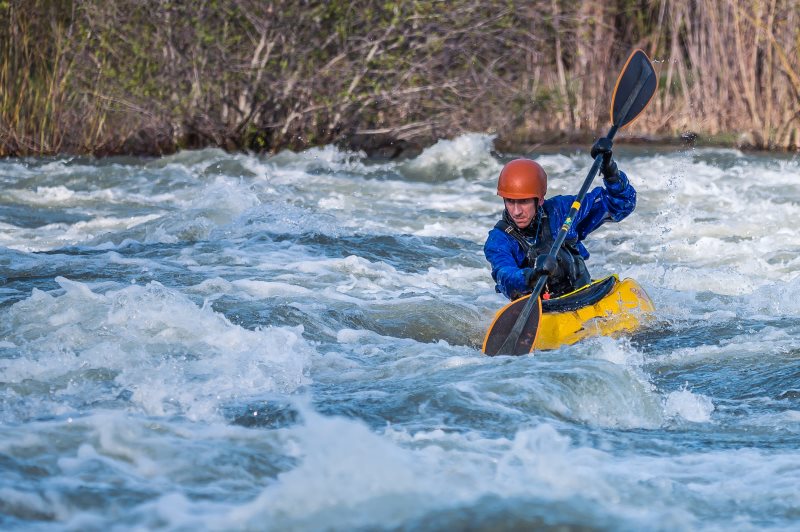 Wassersport Helm beim Kajakfahren Wassersporthelm beim Kajakfahren