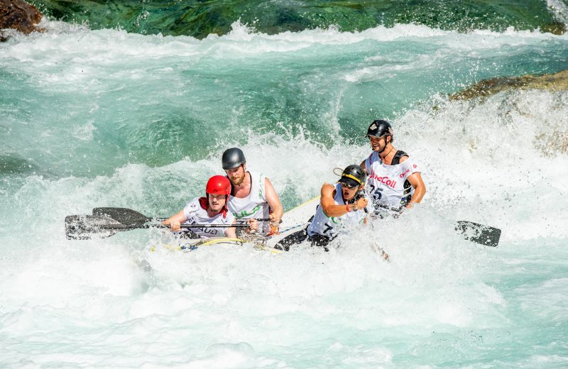 Wassersport Helm beim Rafting Ein Wassersporthelm eignet sich auch beim Rafting