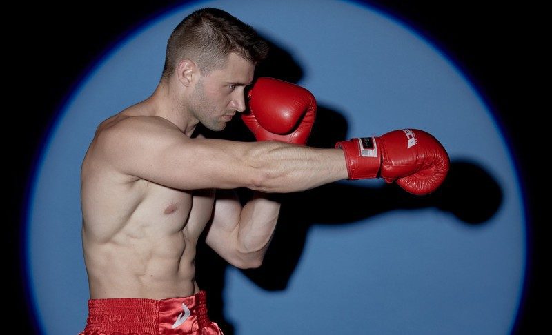 Boxer schlägt nach vorne Boxschuhe im Test