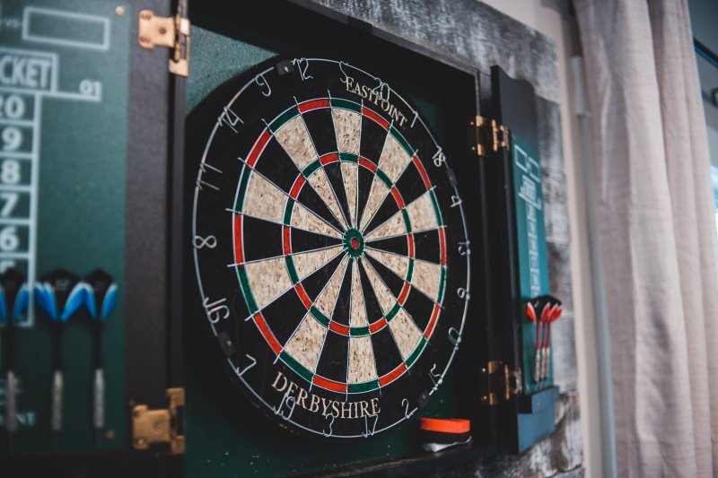 Wandhalterung Dartboard mit Darts