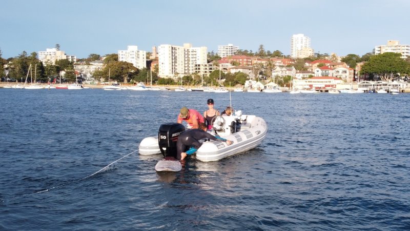 Schlauchboot ohne Badeleiter Eine Familie fährt mit einem Schlauchboot ohne Schlauchbootleiter