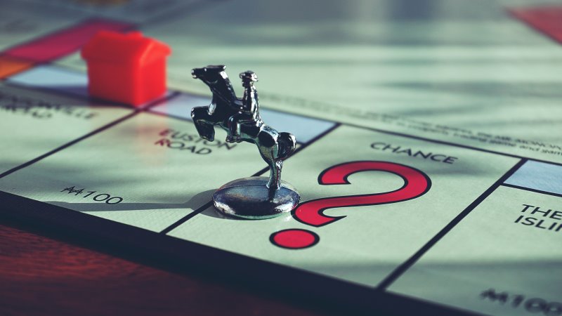 Brettspiel-Spielfigur Eine Spielfigur befindet sich auf einem Monopoly Spielbrett
