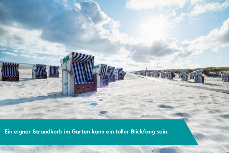 Strandkörbe stehen am Strand bei sonnigem Wetter