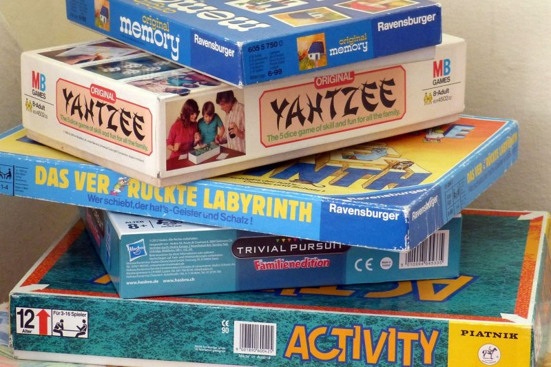Gesellschaftsspiele Aufeinandergestapelte alte Brettspiele