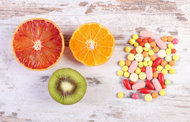 Multivitamin-Tabletten im Vergleich zu Früchten