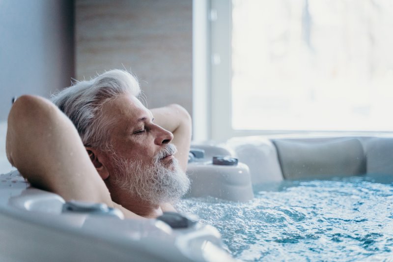 Mann entspannt im Whirlpool Mann entspannt im Jacuzzi