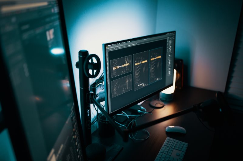 PC-Monitor mit Halterung Bildschirme mit diversem Zubehör