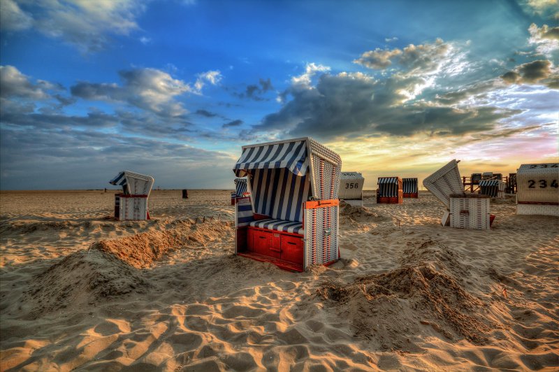 Strandkörbe am Strand während des Sonnenuntergangs