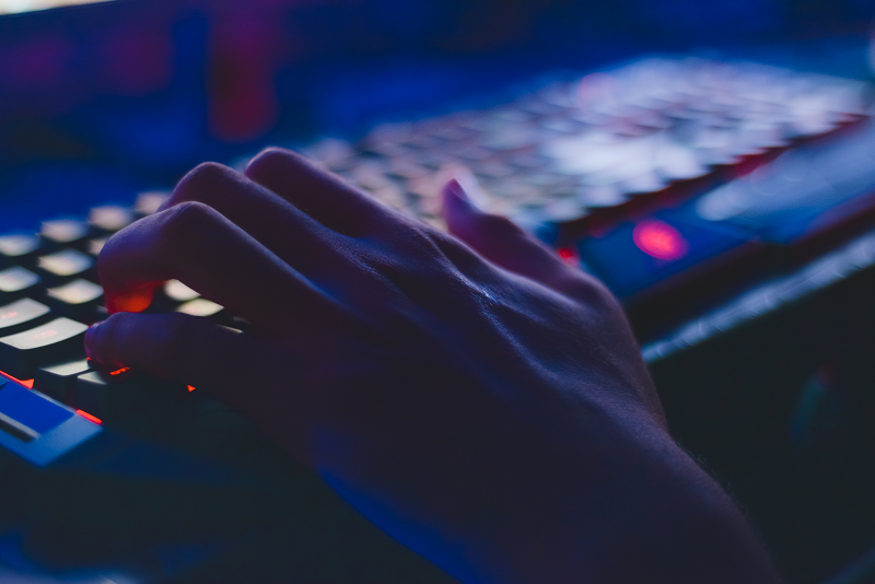 Eine Tastatur die Teil einer PC-Plattform ist die sich mit dem Wireless Gaming Headset verbindet