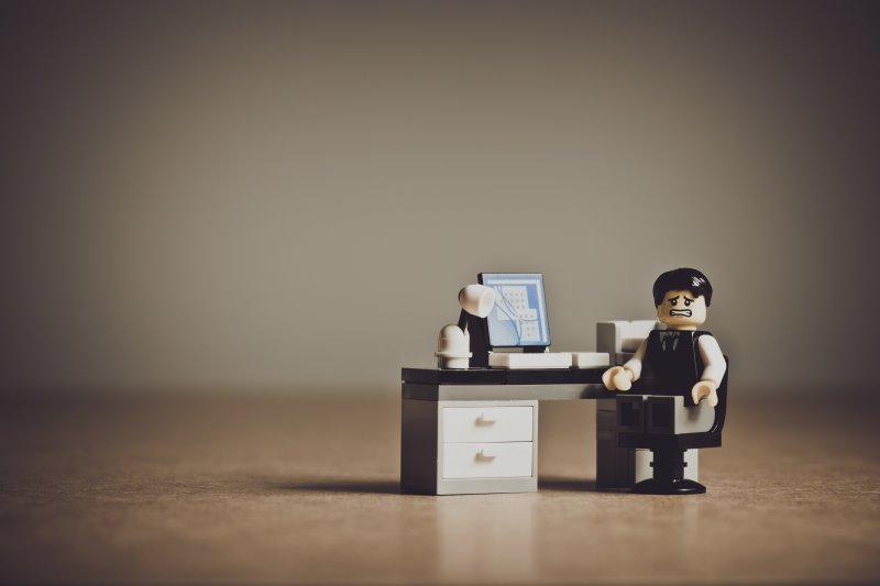 WQHD Monitor Lego Spielfigur auf Monitorsuche
