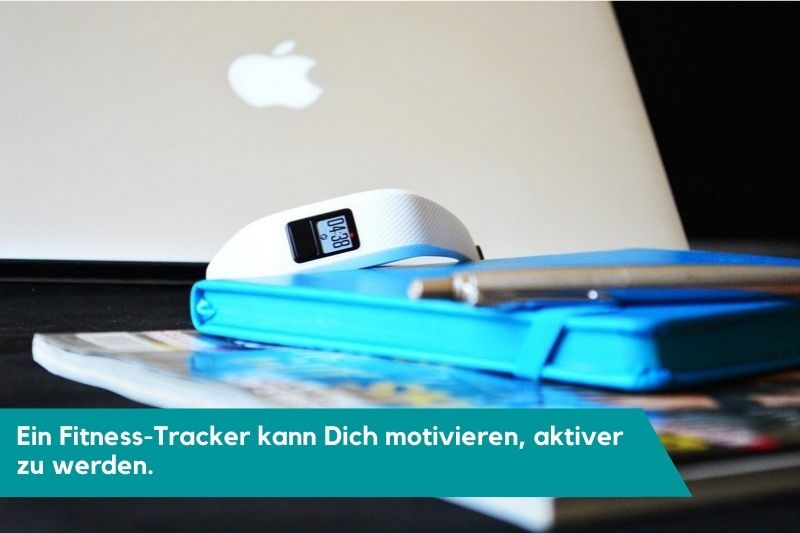 Fitness-Tracker mit Notizbuch und Laptop