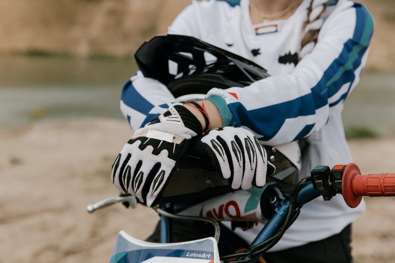 Mountainbiker mit Fahrradhandschuhen