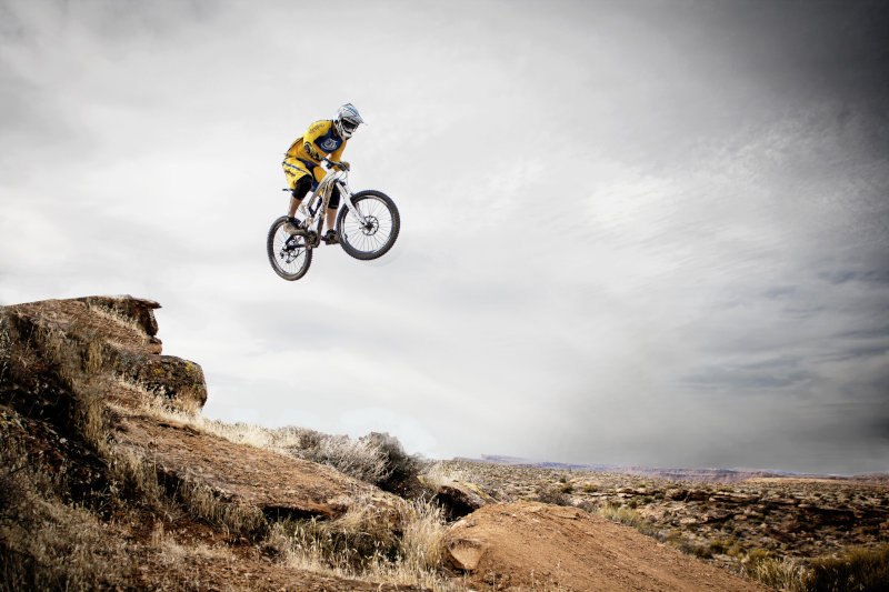 Mountainbiker im Sprung