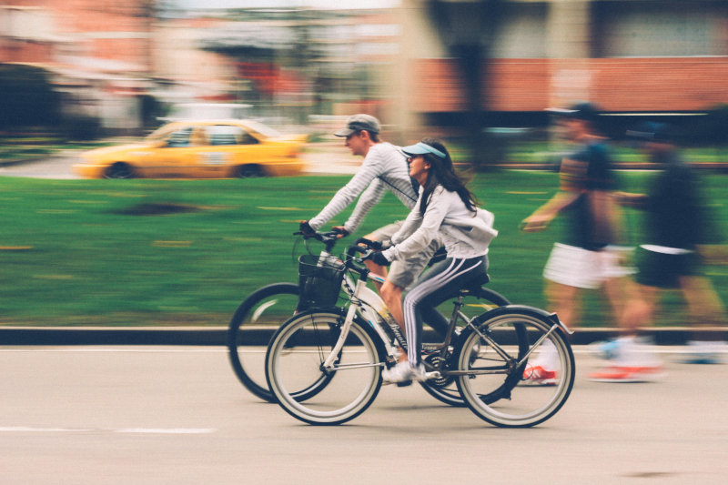 Fahrradfahrer mit Fahrradhandschuhen