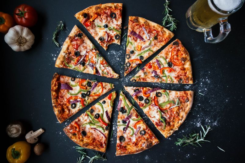 Pizza frisch vom Pizzastein Die Pizza ist fertig gebacken und bereit zum Verzehr
