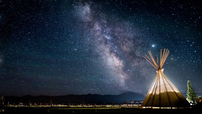 Ein Tipi Zelt vor einem Sternenhimmel