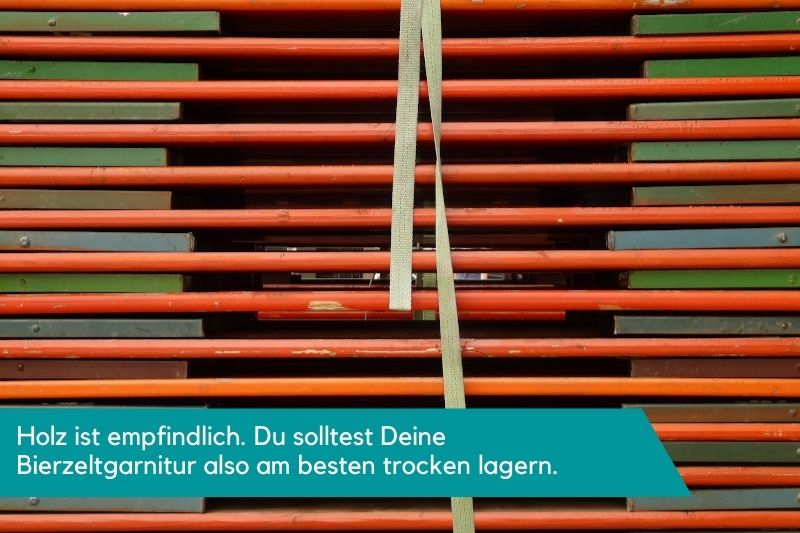Aufgestapelte Bierzeltgarnituren
