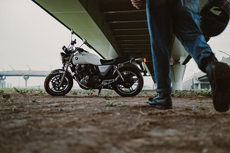 Fahrer geht zu seinem Bike Mann geht zu seinem Motorrad