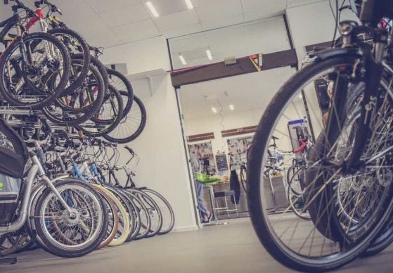 Fahrrad-Fachhandel Fahrrad-Geschäft als eine Möglichkeit um eine Handyhalterung zu kaufen