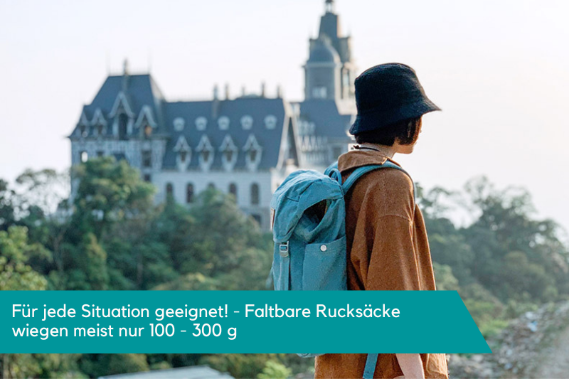 Tagesausflug mit faltbarem Rucksack Frau mit Faltrucksack auf Tagesausflug zu einem Schloss