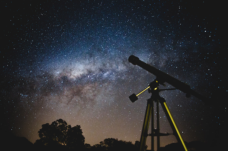 Fernrohr bei Nacht Fernrohr steht unter Sternenhimmel