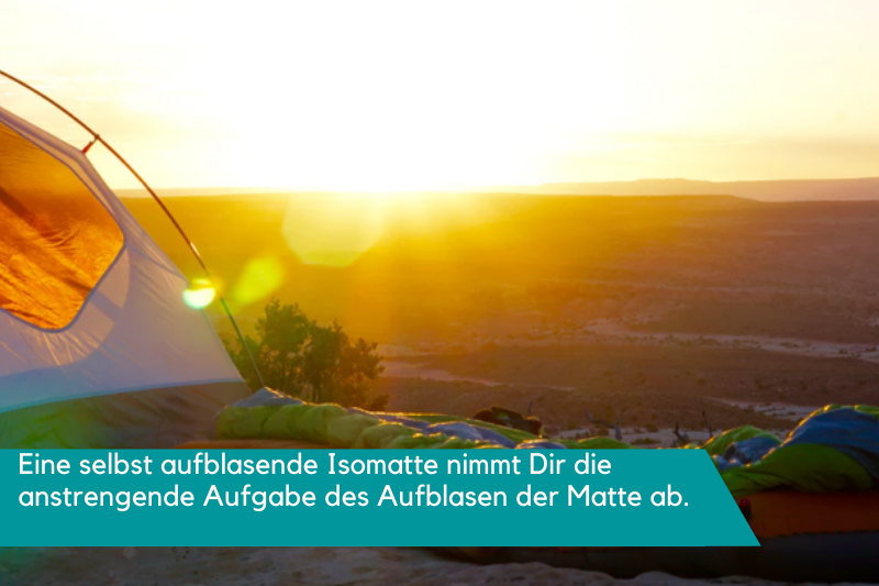  Isomatte draußen liegend neben einem Zelt