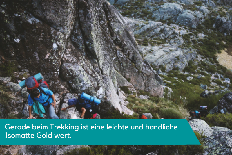 Mehrere Personen beim Trekking, wie sie einen Berg hochklettern