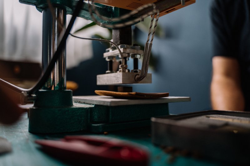 Verarbeitung eines Lederrucksacks Nähmaschine, die dabei ist Leder zu verarbeiten