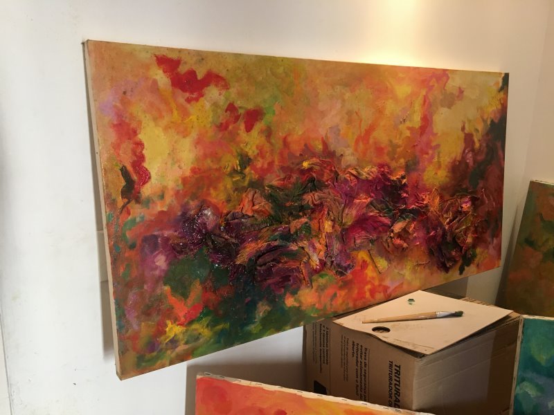 große, bunt bemalte Malerleinwand