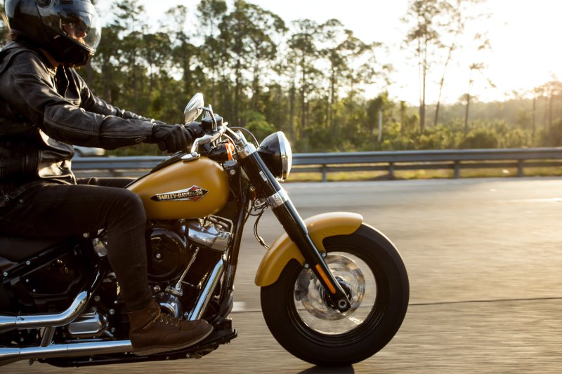 Mann in Leder-Motorradjacke auf einer Harley Person, fahrend auf einer Harley Davidson, in einer Leder-Motorradjacke