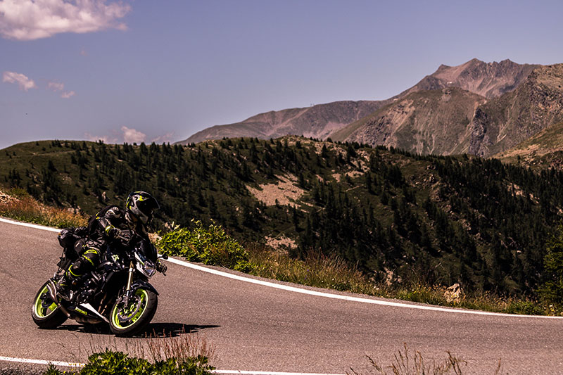 Motorradtour in der Natur Motorradfahrer beim fahren in den Bergen