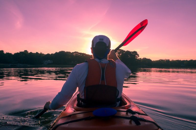 Paddelboot im See als Einsitzer-Kajak Tour mit dem Paddelboot auf einem See