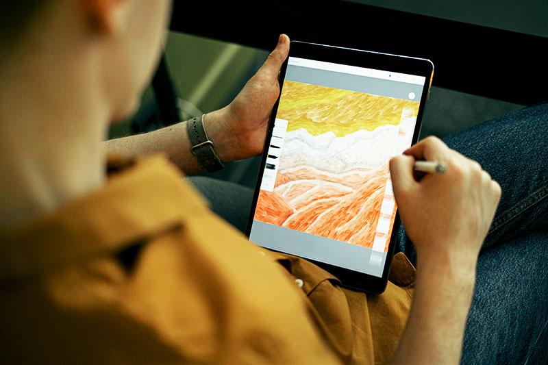 Eine Person zeichnet auf dem Tablet