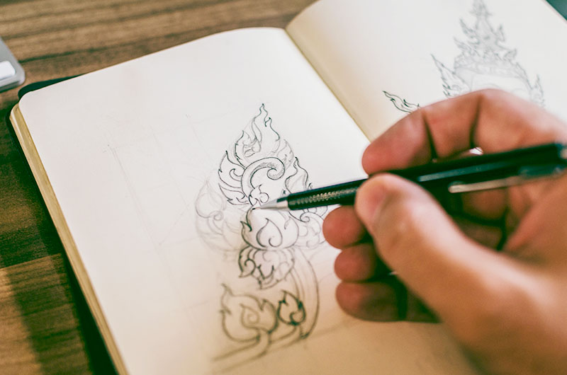 Zeichnungen mit einem Stift in ein Grafikbuch