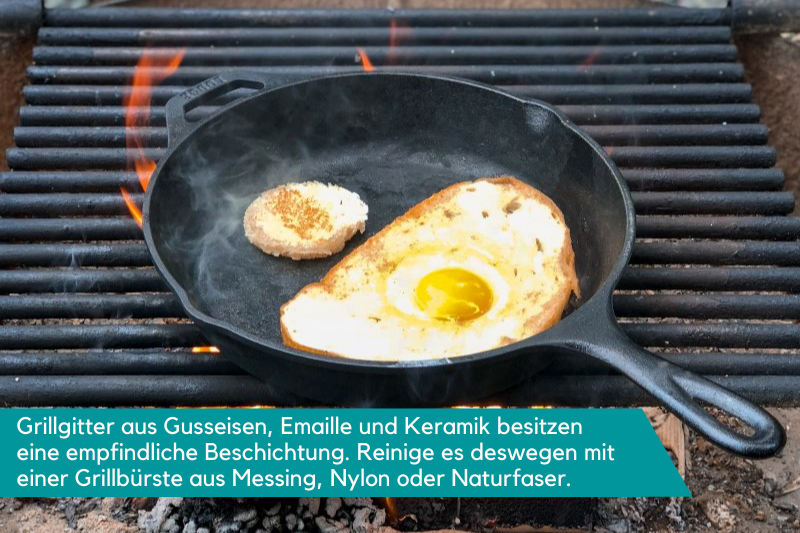 Pfanne steht auf Gusseisen-Grill Spiegelei wird in Pfanne auf einem gusseisernen Grillrost gebraten