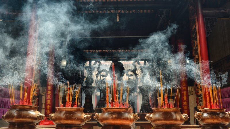 Räucherstäbchen im Tempel