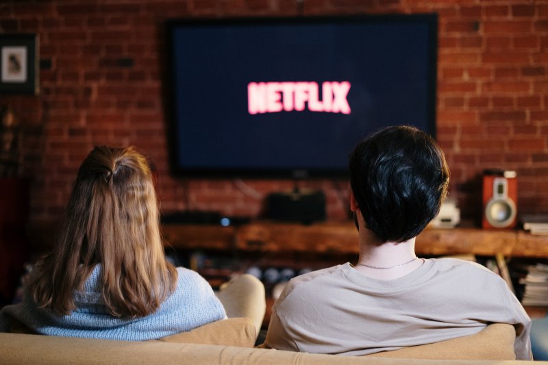 Ein Paar schaut Netflix auf einem Smart TV