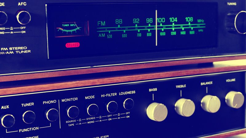 Stereo Receiver mit Anschlüssen und Radiofrequenzen 