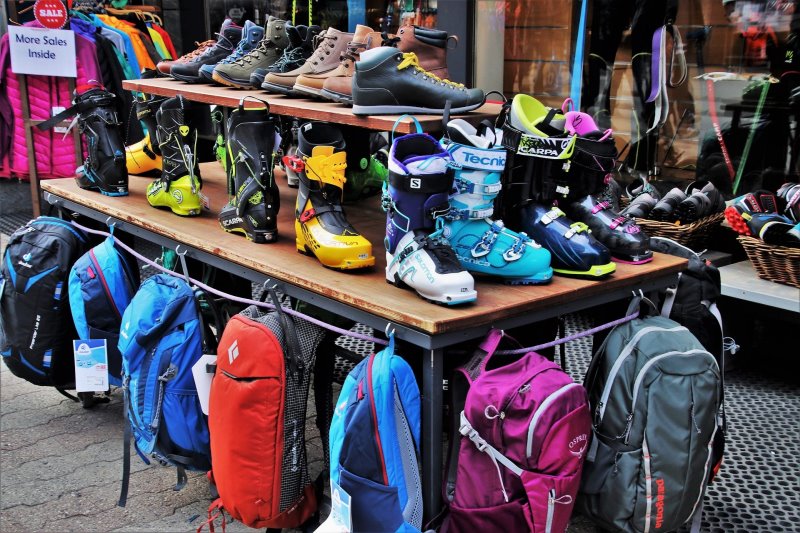 Fachgeschäfte für Outdoorbekleidung bieten Trekkingschuhe und die nötige Ausrüstung wie Rucksäcke und Outdoorkleidung für den Trail an