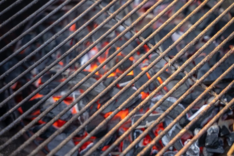 Grillrost über der Glut Verstellbarer Grillrost