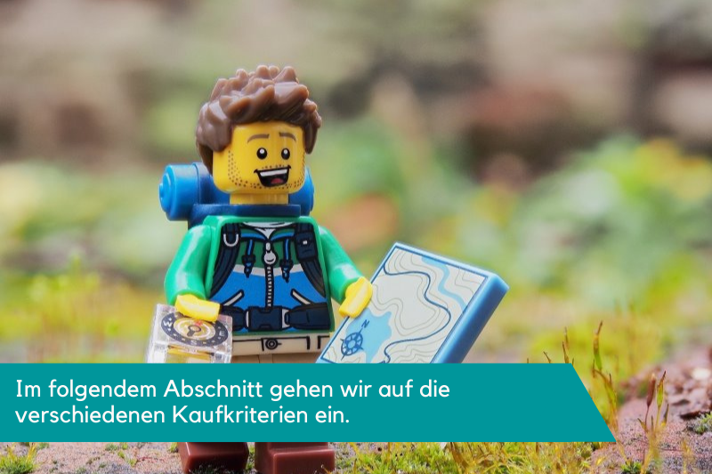 Foto eines Wanderers mit Kompass