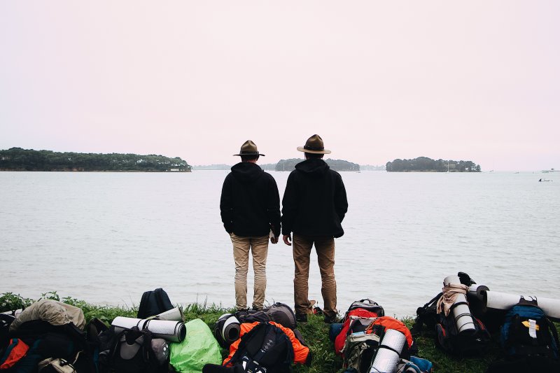 Zubehör für Wanderhüte Zwei Wandersmänner