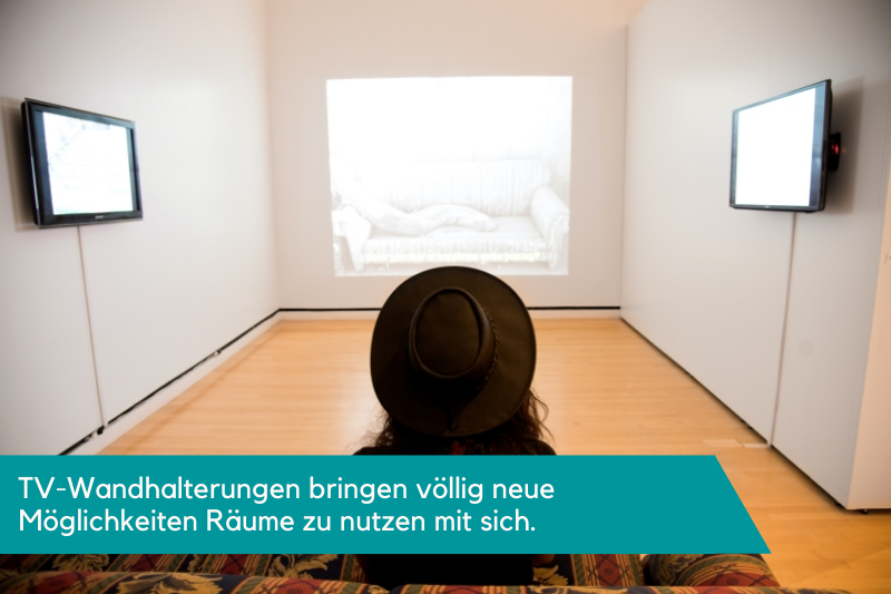Mit TV-Wandhalterungen sind zwei Fernseher an der Wand montiert