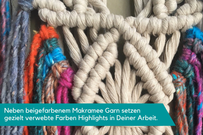 Ein bunt gewebter Wandteppich aus Makramee Garn