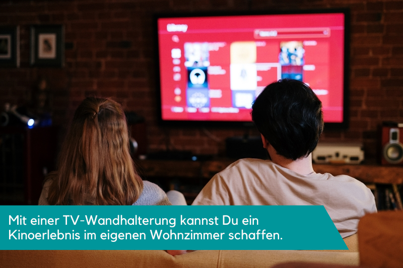 Fernsehen vor dem TV mit Wandhalterung