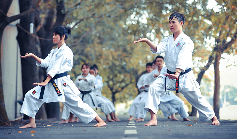 Karateka laufen eine Kata